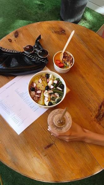 ☀️ L’été a trouvé son adresse à Dakar 🥗🥤, Déjeuners frais, smoothies  frozen et terrasse ensoleillée : une seule adresse ! , 📍 31 Rue Félix  Faure , 🛵 Disponible également en livraison au 778815757, ...