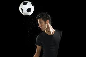 Bagian kepala yang tepat bersentuhan dengan bola dalam menyundul bola adalah. Hati Hati Bahaya Menyundul Bola Pada Fungsi Otak Hello Sehat
