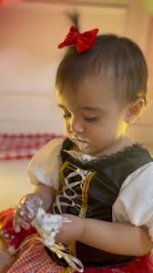 Bolo bem carnavalesco pra comemorar mais um aniversário de @ednasdsd Muita  cor e alegria nesse bolo!!! Parabéns, lindona! E obrigada por nos escolher  em mais uma comemoração! . Topo @personalizandoporjoycecabral #bolocarnaval  #bolocolorido .