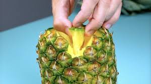Anche se è molto più semplice acquistare l'ananas in una lattina, un ananas maturo è più fresco, più solido e più dolce della sua controparte preservata. 10 Trucchi Sagaci Per Sbucciare Frutta E Verdura Uova Sode E Gamberi