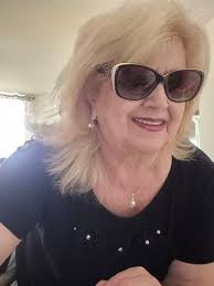 Любимые уходят... Любимые уходят не прощаясь, Опустошая нам сердца. Они  уходят улыбаясь В мир без начала и конца Любимые уходят не прощаясь, И не  закрыв входную дверь... Звездою новой загораясь, Они дороже