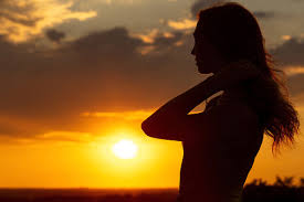 Foto De Silhueta De Uma Linda Menina Romantica Ao Por Do Sol Perfil De Rosto De Mulher Jovem Com Cabelos Longos Em Tempo Quente E Mais Fotos De Stock De Admiracao