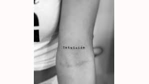 2 pequeños tatuajes de mujer en los senos. Que Significan Los Tatuajes De Greeicy Noticias Radio Ritmo Romantica Radio Ritmo Romantica