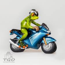 Formano Dekofigur Frosch Hellgrun Auf Blau Motorrad 17cm In 2020 Frosch Blau Geschenke Online