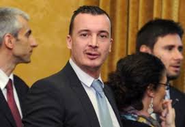 Dalla prima edizione del grande fratello alla politica, rocco casalino in questi anni di strada ne ha fatta: Rocco Casalino Super Stipendio Guadagna Piu Di Conte Con Me Si Gioca Sporco Restero Solo Quello Del Gf