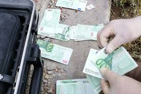 We did not find results for: Se CautÄ Un HoÈ De 170 000 De Euro A Ingropat Banii Èi A Fugit