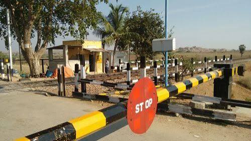 Railway Level Crossing Gate at ₹ 1000/piece | Railway Accessories in Howrah | ID: 11303150891