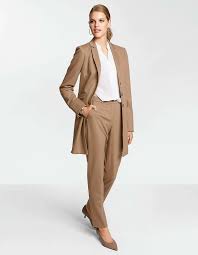 Als grundpfeiler der businessmode schafft der hosenanzug im nu einen seriösen look. Hosenanzug Fur Damen Elegant Und Festlich Online Bestellen Madeleine Mode