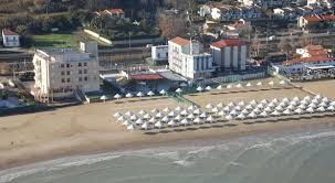 Jun 17, 2021 · napolione, che gestiva una spiaggia per cani a lido riccio di ortona, era alla guida del mezzo agricolo con un rimorchio carico di attrezzature da spiaggia e nell'affrontare una discesa in forte. Si Gode L Ultimo Sole In Spiaggia Aggredita E Violentata Da Un Migrante Sotto Protezione
