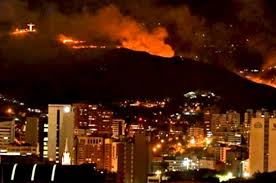 El cuerpo de bomberos atendió la emergencia por más de 10 horas. Ardio Cristo Rey Asi Fue El Gigantesco Incendio Que Afecto Este Emblematico Sitio Turistico De Cali
