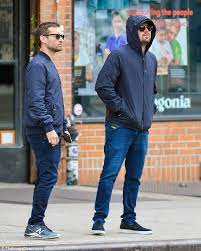 Best Buds Leonardo Dicaprio And Tobey Maguire Wear Matching Outfits Leonardo Dicaprio Navy Blue Outfit Matching Outfits