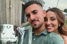 Luna Serrat, la neta de Joan Manuel Serrat que és parella d'un futbolista  famosíssim