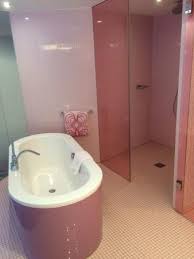 Die schmalen, langen wannen können auch gut „über eck. Freistehende Badewanne In Grosszugigem Badezimmer Aufnahme Von Fabrics Im Nhow Hotel Berlin Tripadvisor