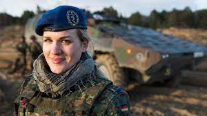 Eine von ihnen ist korvettenkapitänin katharina henschel. Gender Debatte Bei Der Bundeswehr Heisst Es Bald Frau Feldwebelin Politik Bild De