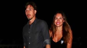 Facebook) el pasado julio, mientras que estaba de vacaciones en ibiza con sus hijos, carolina empezó a seguir. Zpy1bxjzivir8m