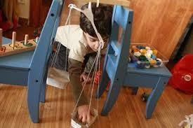También se puede salir a la calle para poner en práctica algunos juegos de exploración como los siguientes: Experimentando Con El Equilibrio Balanzas Experciencia