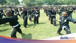 Anak kecil vs tante shantik.00:15. Senior Penendang Siswa Psht Hingga Tewas Baru Setahun Disahkan Jadi Warga