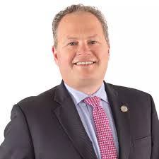 Laurie Hurd's Instagram, Twitter & Facebook