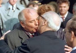 C'est à ça que gorbatchev veut. Kiss Of Soviet Leader Mikhail Gorbachev And East German President Honecker 1986 Rare Historical Photos Mikhail Gorbachev East Germany Gorbachev
