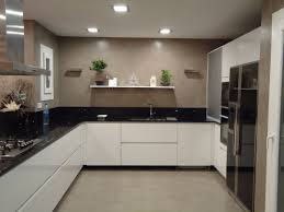 Es más fácil obtener inspiración para elaborar se integra al diseño el color plateado para los gabinetes altos, la campana extractora y otros utensilios de cocina. Revestimiento Continuo Decorativo Para Cocina Con Microcemento Paredes Y Suelos Acabados Con Aguas Marcadas Diseno De Cocina Microcemento Cocinas Modernas