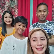 Pinaratangan ng mag-asawang Discaya si Cong. Benjie Agarao na nakinabang  daw sa kanilang mga proyekto sa Laguna. Pero base mismo sa Isumbong Mo sa  Pangulo web page, umabot sa ₱2 bilyon ang