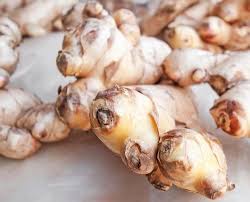 Grattugiare lo zenzero fresco e aggiungerlo al composto. Come Usare Lo Zenzero Fresco Get Images