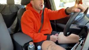 Schöne Oberschenkel Kerl wichsen und Cums in seinem Auto