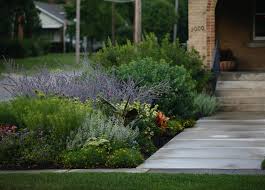 Photo 9 Of 10 In 10 Modern Gardens That Freshen Up Traditional Homes Front Garden Landscape Front Yard Landscaping Prairie Garden