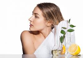 Tuttavia, l'esposizione prolungata al sole può danneggiare la guaina esterna dei capelli, . I Benefici Del Limone Per I Capelli E Il Cuoio Capelluto