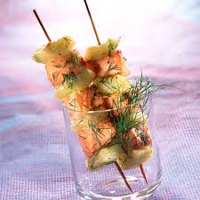 Si quieres iniciarte en el marinado de salmón, hoy vamos a empezar por el más básico, ya que se puede hacer salmón marinado de diversas formas y proporcionándole distintos sabores y aromas. Brochetas De Salmon Marinado Con Sesamo Receta En Telva Com
