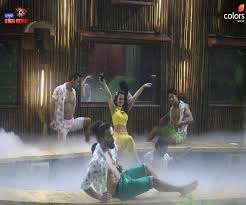 Well, the name of ameesha was buzzing around lately as an apparent participator of the 8th season of bigg boss. Big Boss 13 Day Two Highlights Ameesha Patel Gives Black Hearts To Siddharth Dey And Paras