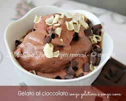Di gelati a base cioccolato ne abbiamo già pubblicati alcuni , tra cui il sorbetto di cioccolato , questa volta un gelato con base latte ma dal gusto intenso. Gelato Al Cioccolato Senza Gelatiera E Senza Uova Gelato Al Cioccolato Idee Alimentari Gelatiera