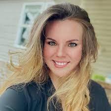 Lindsay Loos's Instagram, Twitter & Facebook