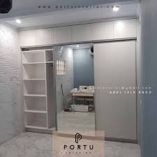 Selain punya khas corak sederhana di daun pintunya juga terlihat bentuknya kecil dan simpel. Lemari Pakaian Full Plafon 3 Pintu Sliding Portu Interior