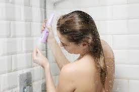 Schöne Nackte Junge Frau, Die Dusche Im Badezimmer Nimmt Stockfoto - Bild  von kopf, dame: 89718728