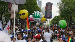 En la actualidad hay miles de marchas para celebrar el orgullo lgbt+, ya es una tradición de cada mes de junio que la comunidad se reúna para celebrar y para exigir sus derechos, pero no siempre fue así de masivo. Fotogaleria Empresas Se Suman A Marcha Del Orgullo Lgbt Actualidad Forbes Mexico