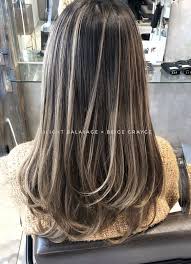 バレイヤージュ 西海岸風 アンニュイほつれヘア ナチュラル ヘアスタイルや髪型の写真 画像 ナチュラルヘアスタイル ヘアスタイリング ヘア