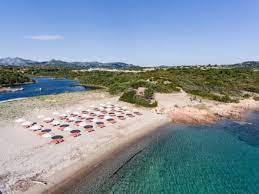 Am strand gibt es mehrere bars und man kann liegen und schirme ausleihen, auch schattige plätze unter pinien finden sie. Strand Cala Brandinchi In Monte Petrosu Holidaycheck
