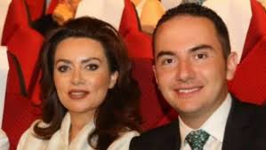 SPAK e do në burg, Adriatik Llalla shfaqet për herë të parë (krah aleatit  të Berishës) dhe bën shqiponjën me duar nga Italia