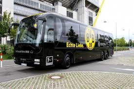 Spieler und betreuer des bvb sind beim anschlag auf ihren mannschaftsbus nur knapp einer größeren katastrophe entkommen. Anschlag Auf Bvb Bus 3 Explosionen In Der Nahe Des Mannschaftsbusses Des Bvb Nachrichten Aus Kamen Auf Kamenweb De Onlinemagazin Fur Kamen