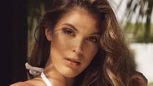 Des maillots de bain qui ont la classe. Iris Mittenaere En Bikini Blanc Elle Devoile Son Corps Parfait A Ses Fans