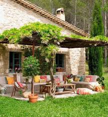 Petite Terrasse Ombragee Propice A Une Petite Seance De Paresse Amenagement Jardin Maison En Pierre Terrasse Jardin