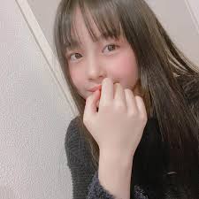 りなさんのインスタグラム写真 - (りなInstagram)「自撮り写真。 たまに動画になる😂 Twitterに自撮りしてる所をかほが撮った写真あげよう😉  今日は9時までには寝ます😆」4月7日 19時56分 - rinakahata121007