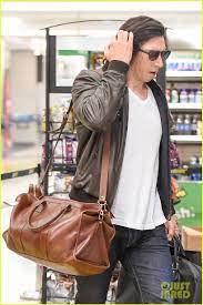 Adam Driver Plays It Cool In A Brown Leather Jacket While Arriving At Jfk Airport Carrying A Couple Of Bags On Adam Driver Kylo Ren Adam Driver American Actors