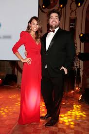 Nunca un sanjuanino tuvo un dulce de membrillo en la mano y no hizo esto. Carolina Pampita Ardohain Y Dario Barassi Pampita Ardohain Moda Foto