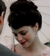 Ela diz se ele ainda vai continuar surpreendendo ela mesmo quando não tiver mais que esperar por ela. Ema E Ernesto