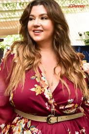 Crystal Coons From Sometimes Glam Knows How To Make Fall Florals Pop With A Plunging Neckline And Cinched Waist Crystal S Plu Fashion Women Plus Size Fashion