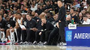 Who are the models in San Antonio who went viral behind Spurs' bench?
