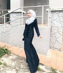 Kebaya mermaid atau yang lebih dikenal dengan kebaya duyung ini kini memang tengah menjadi pilihan kebaya favorit kaum wanita sebab modelnya yang sangat anggun dan elegan. 10 Kebaya Duyung Aneka Warna Buat Kondanganmu Di 2020 Ini Bikin Efek Langsing