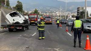 Una Volqueta Se Choco Contra Un Muro En La Ruta Viva El Comercio